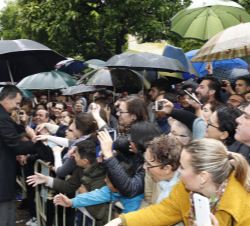 Don Felipe a su salida del Ayuntamiento de La Rinconada