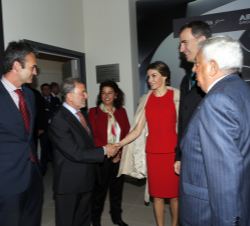 Sus Majestades los Reyes en el interior del Parque Tecnológico Aeroespacial de Andalucía