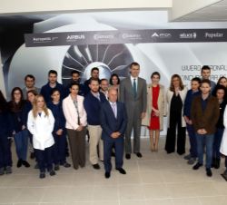 Fotografía de grupo de sus Majestades los Reyes con el personal técnico