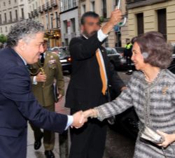 Su Majestad la Reina Doña Sofía recibe el saludo del secretario de estado de la Seguridad Social, Tomás Burgos
