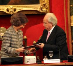 Doña Sofía recibe de manos del presidente de la Sociedad Española de Neurología, Óscar Fernández Fernández, la Mención de Honor de la Sociedad Español