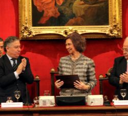 Su Majestad la Reina tras hacerle entrega de la Mención de Honor de la Sociedad Española de Neurología
