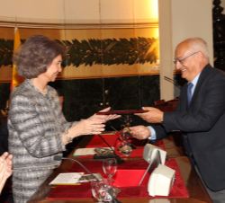 Doña Sofía hace entrega de la placa al doctor Juan Bautista Lorite