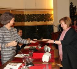 Doña Sofía hace entrega de la placa acreditativa a la doctora Manuela Lema
