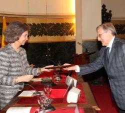 Su Majestad la Reina entrega la placa acreditativa al doctor José Berciano