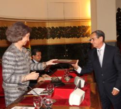 Doña Sofía hace entrega de la placa acreditativa al doctor Secundino López