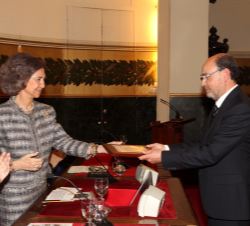 Su Majestad la Reina entrega de la placa acreditativa al doctor Enrique A. Mostacero