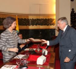 Doña Sofía hace entrega de la placa acreditativa al doctor Juan José Zarranz