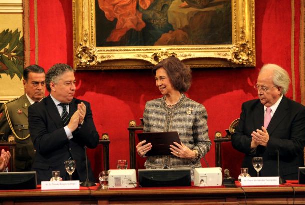 Su Majestad la Reina tras hacerle entrega de la Mención de Honor de la Sociedad Española de Neurología