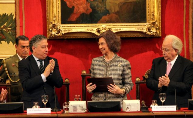 Su Majestad la Reina tras hacerle entrega de la Mención de Honor de la Sociedad Española de Neurología