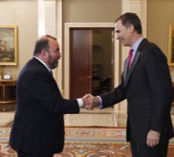 Su Majestad el Rey recibe el saludo del presidente de la Asociación de Editores de Diarios Españoles (AEDE), José Luis Sainz Díaz