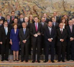 Su Majestad el Rey, tras la entrega de la "Columna de la Libertad" junto a la representación de la Asociación de Editores de Diarios Español