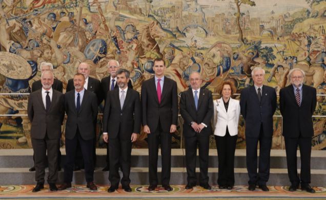 Su Majestad el Rey junto a una representación de los participantes en la elaboración del Diccionario del español jurídico
