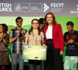 La secretaria de Estado de Investigación, Desarrollo e Innovación, Carmen Vela, entrega el tercer premio a Guadalupe Castellano
