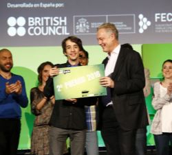 El embajador del Reino Unido en España, Simon Manley, entrega el segundo premio a Daniel Antoni Orts