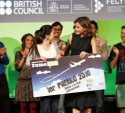 Su Majestad la Reina entrega el primer premio a Alba Aguión