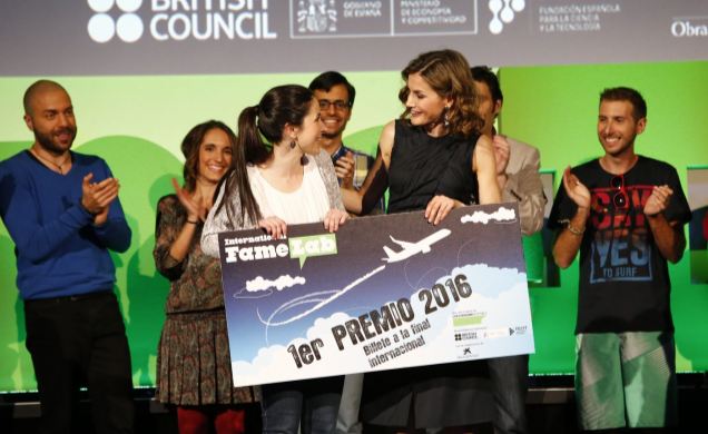 Su Majestad la Reina entrega el primer premio a Alba Aguión
