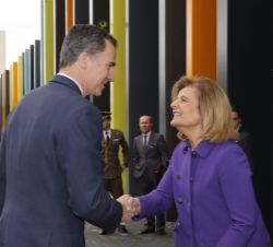 Su Majestad el Rey recibe el saludo de la ministra de Empleo y Seguridad Social, Fátima Báñez