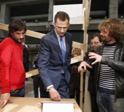 Don Felipe atiende a las explicaciones durante su visita a la zona MarketLab