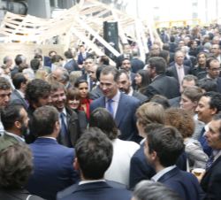 Su Majestad el Rey conversa con los invitados al acto central de COTEC