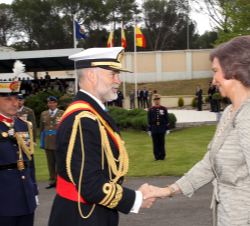 A su llegada, Su Majestad la Reina Doña Sofía, recibe el saludo del jefe del Cuarto Miltar de la Casa de S.M. el Rey, el vicealmirante Juan Ruiz Casas
