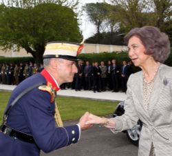 Doña Sofía recibe el saludo del coronel jefe de la Guardia Real, Ramón Álvarez de Toledo de Builla