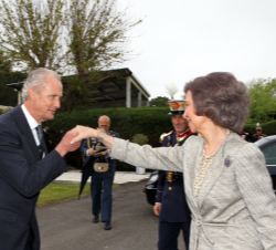 Doña Sofía recibe el saludo del ministro de Defensa en funciones, Pedro Morenés Eulate
