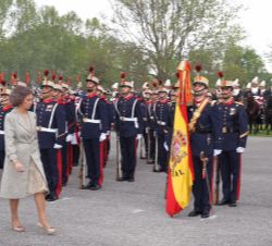 Doña Sofía pasa revista a las tropas formadas para el acto