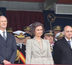 Su Majestad la Reina junto al ministro de Defensa y de Interior en funciones en el palco de honor