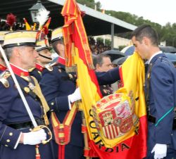 El personal militar jura la Bandera Nacional de manera individual