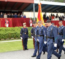 Desfile de a tres del personal militar que prestado juramento