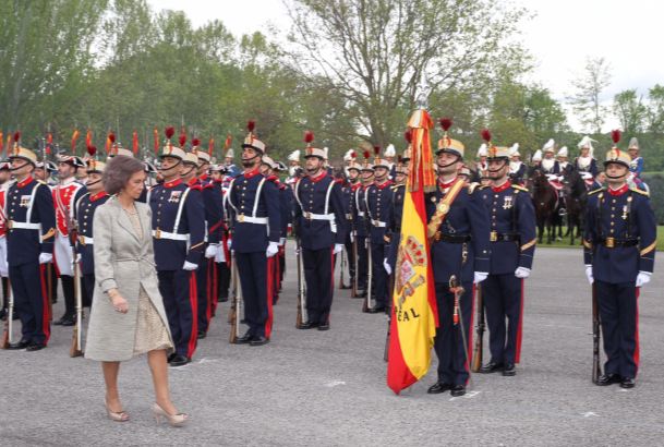 Doña Sofía pasa revista a las tropas formadas para el acto