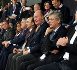 Don Juan Carlos en el palco del Estadio St. Jacob-Park