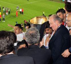 Momento en que el presidente en funciones de la UEFA y presidente de la Real Federación Española de Fútbol, Ángel María Villar, hace entrega al capitá