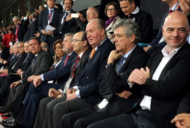 Don Juan Carlos en el palco del Estadio St. Jacob-Park