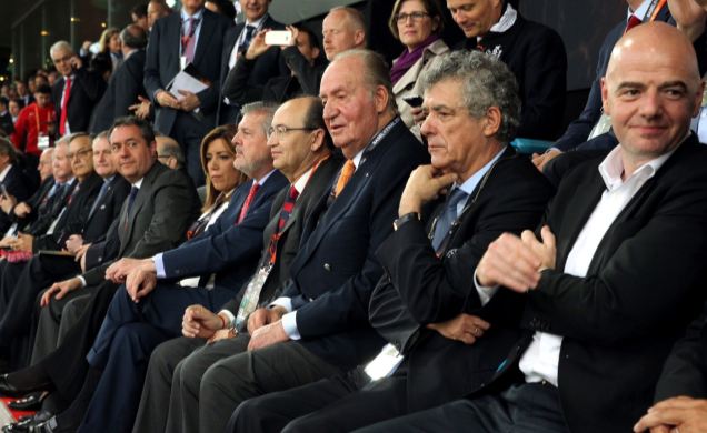 Don Juan Carlos en el palco del Estadio St. Jacob-Park