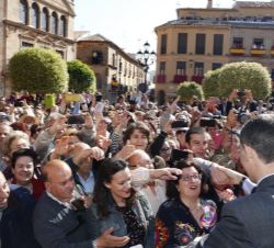 Su Majestad el Rey es saludado por vecinos de Villanueva de los Infantes
