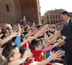 El Rey saluda a varios niños en la Plaza Mayor de Villanueva de los Infantes