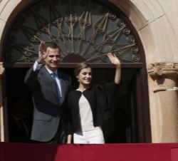 Don Felipe y Doña Letizia saludan desde el balcón del Ayuntamiento de Villanueva de los Infantes