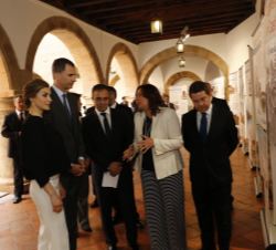 Sus Majestades los Reyes durante su recorrido por la exposición sobre las localidades de las Rutas del Quijote y su impacto en la realidad sociocultur