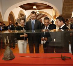 Sus Majestades los Reyes durante su recorrido por la exposición situada en la Casa de la Cultura de Villanueva de los Infantes