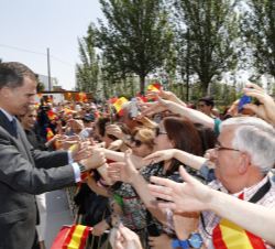 Don Felipe recibe el cariño de los vecinos de Tomelloso