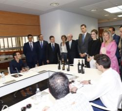 Don Felipe y Doña Letizia a su paso por la sala de catas de vinos profesionales durante su recorrido por las instalaciones de la Cooperativa Virgen de
