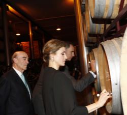 Don Felipe y Doña Letizia firman en los toneles de la Cooperativa Virgen de las Viñas