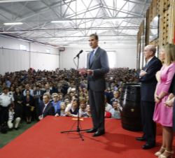 Su Majestad el Rey dirige unas palabras en la Cooperativa Virgen de las Viñas