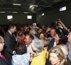 Don Felipe recibe el cariño de los vecinos de Tomelloso