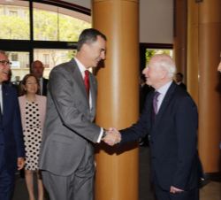 Su Majestad el Rey recibe el saludo del presidente del comité ejecutivo de los Comités Olímpicos Europeos, Patrick Hickey