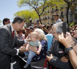 Su Majestad el Rey a su salida del Teatro Tarragona