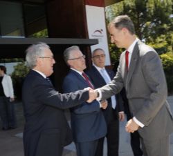 Don Felipe saluda a Arturo Mas-Sarda Romagosa, presidente del Consejo de Administración de Port Aventura World