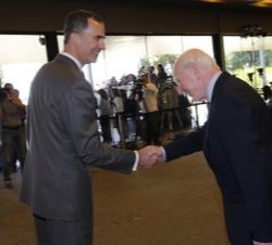 Su Majestad el Rey recibe el saludo del presidente del comité ejecutivo de los Comités Olímpicos Europeos, Patrick Hickey